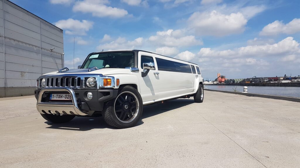 Witte Hummer limousine