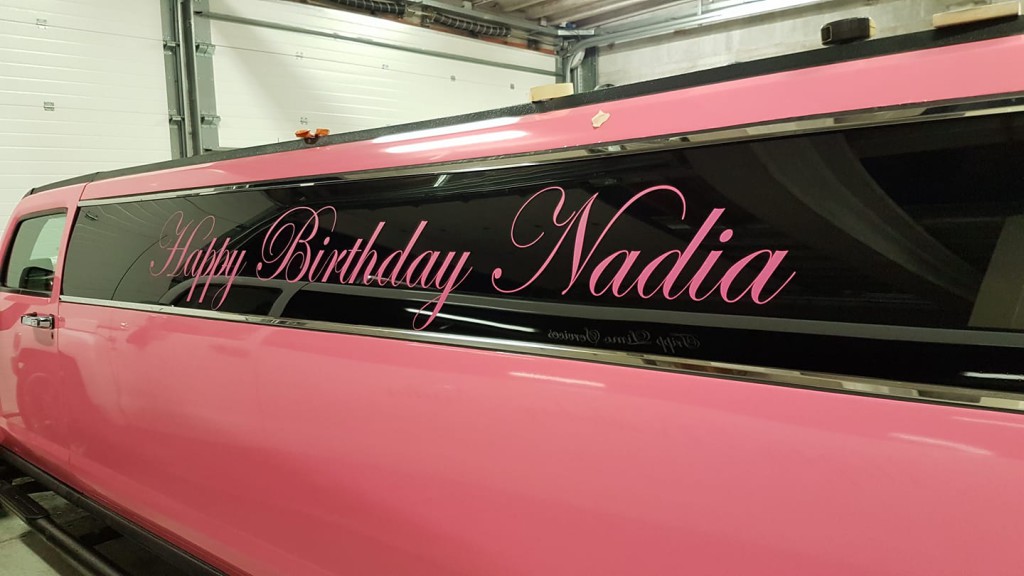 Personalisatie van een roze limousine voor een verjaardag