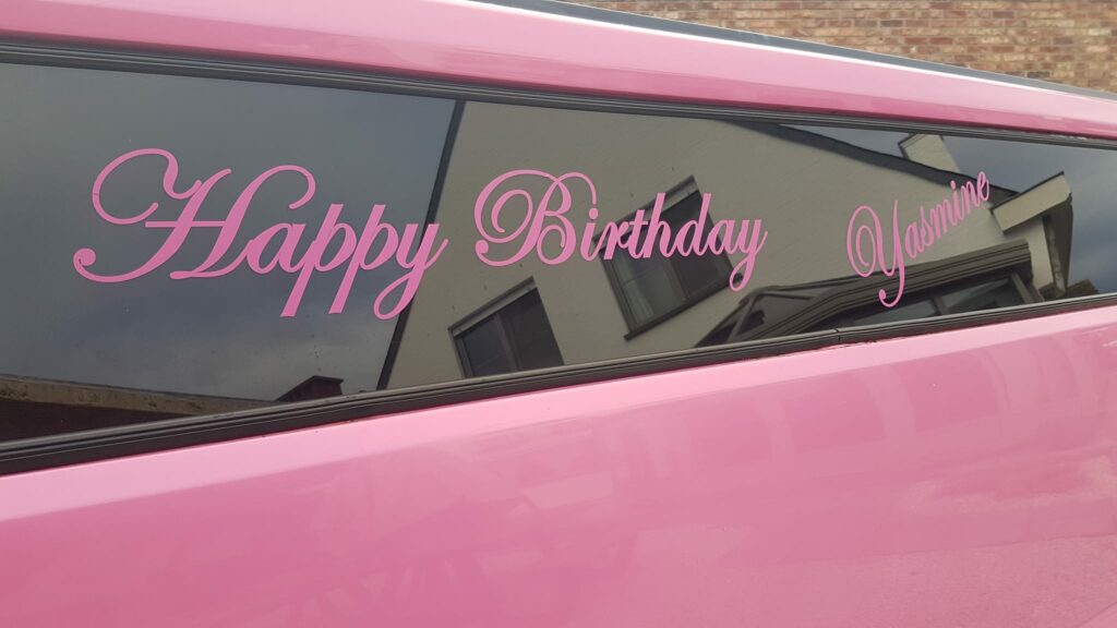 Happy Birthday stickers op een limousine