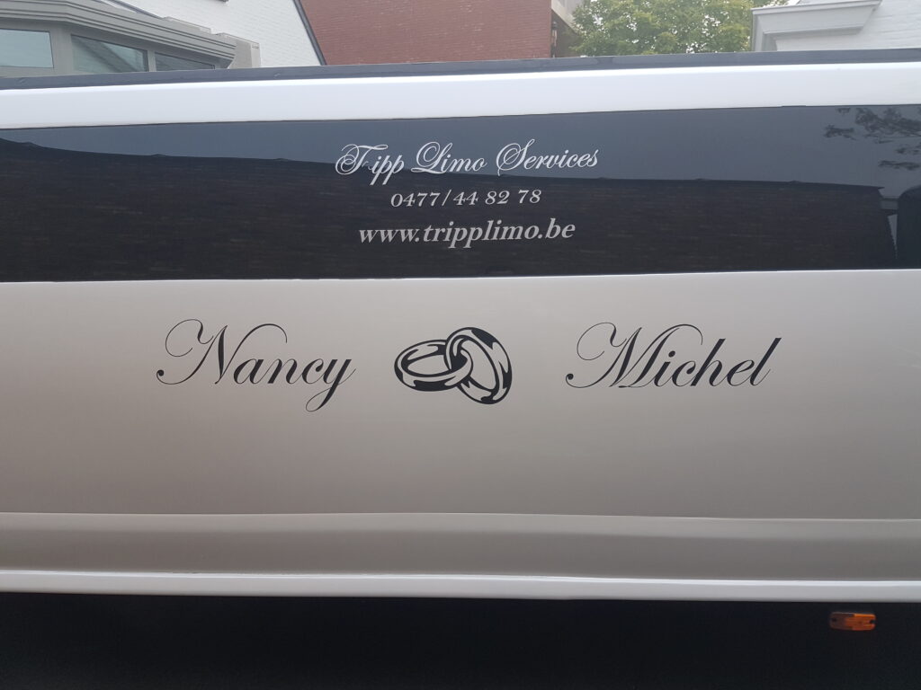 Namen van het bruidspaar op een limousine