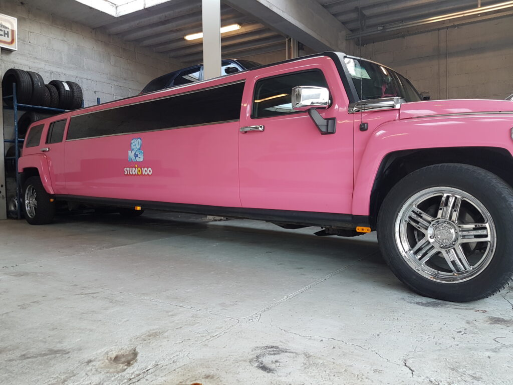 Roze limousine met K3 bestickering