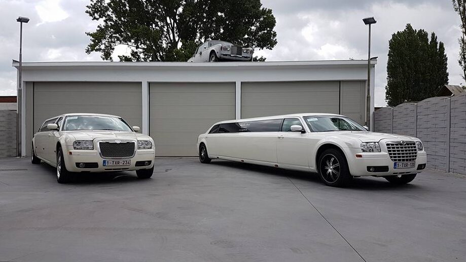 Twee witte Chrysler limousines van Tripp Limo